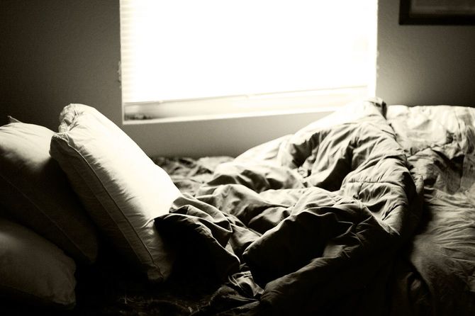 日差しが当たるベッド