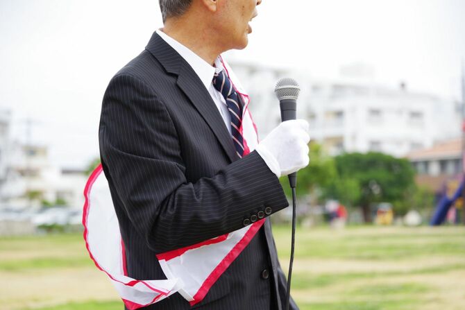 マイクを手にする選挙活動をする政治家