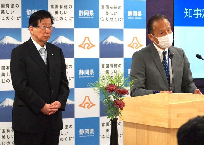 11月9日の知事会見で、水利権について答える天野参事（静岡県庁）