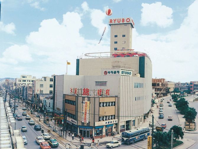 現在のパレットくもじに移転する前の1991年まで営業していた旧デパートリウボウ。この土地を本土企業に売却した。