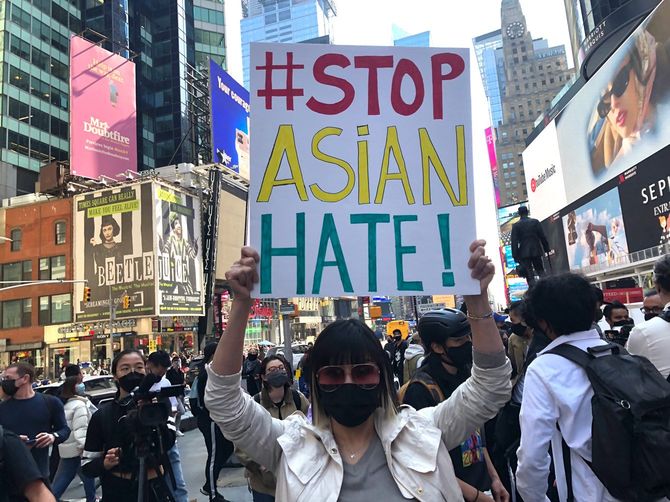 ニューヨークのタイムズスクエア前で行われたアジア系差別に対する抗議デモ＝2021年3月●日