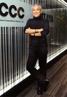 <strong>CCC社長 増田宗昭</strong>●1951年、大阪府生まれ。同志社大学経済学部卒業後、鈴屋入社。83年に「蔦屋書店(現TSUTAYA)」を創業。85年カルチュア・コンビニエンス・クラブを設立。DVD、ビデオ、CD、書籍のレンタル・販売のほか、インターネット、カード事業にも注力。不況期でも元気な企業の代表格となる。