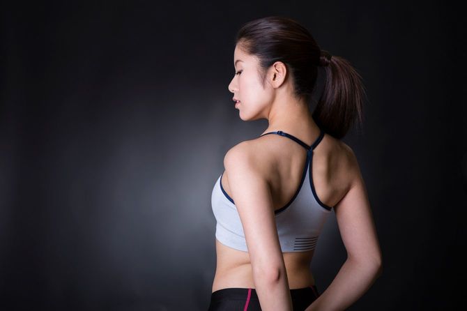 準備運動をする女性