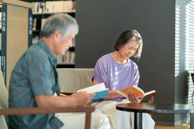 図書館でくつろぐシニアカップル
