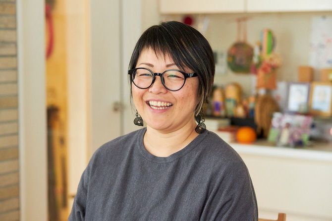 「堀江家の食卓は毎日とにかく賑やかで、いつも大勢の人がいた」と笑顔で語る、料理研究家のほりえさわこさん