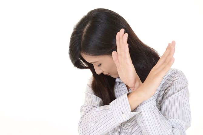 バッテンする女性