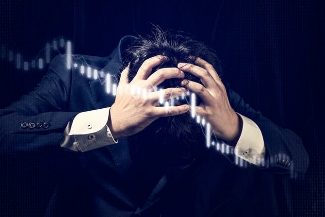 頭を抱える男性