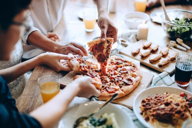 ピザを楽しむ人々