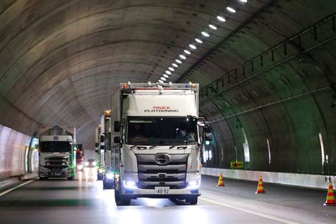 トンネル内を、自動運転技術を使って隊列走行