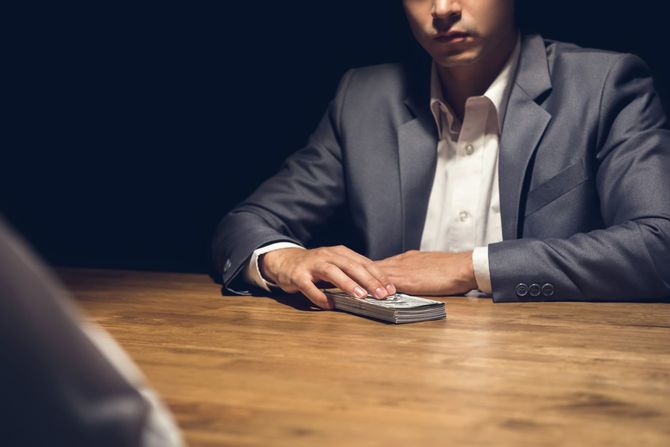 不正をするビジネスマン