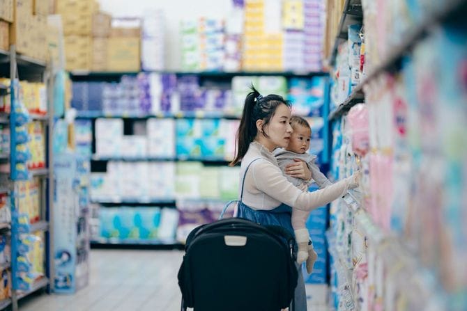 ベビー用品を選ぶ人