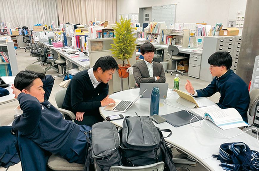 探究の相談に来る生徒で熱気あふれる職員室。生徒と先生の距離が近いのも特長だ。