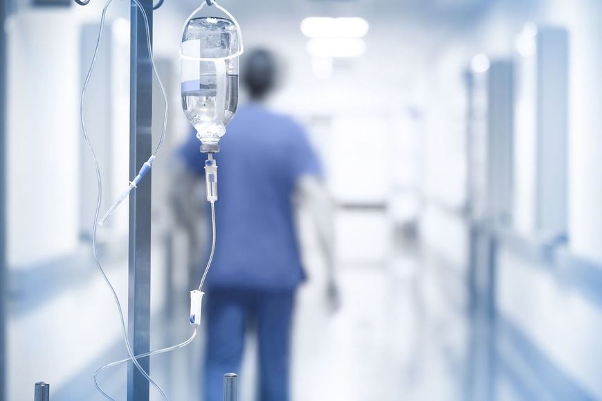 廊下を歩く医者のバックショット