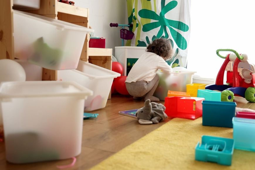 おもちゃで部屋を散らかす子供