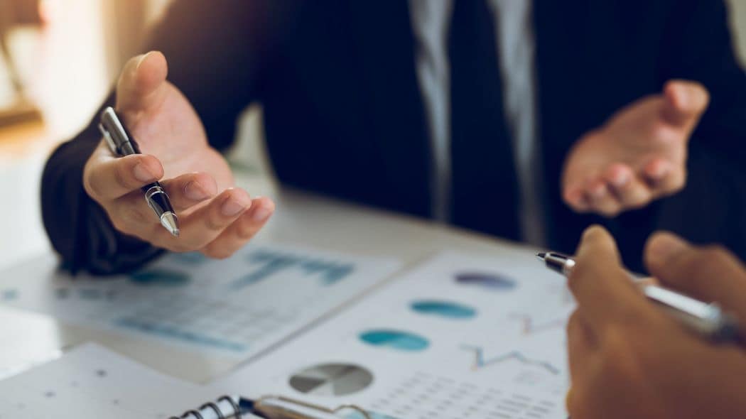 デロイトで解雇寸前から｢上位1%のSランク｣に…元"ポンコツ"コンサルタントが見つけた頭のいい人の共通点 プライドを捨て､周りの優秀な人たちを観察してみた