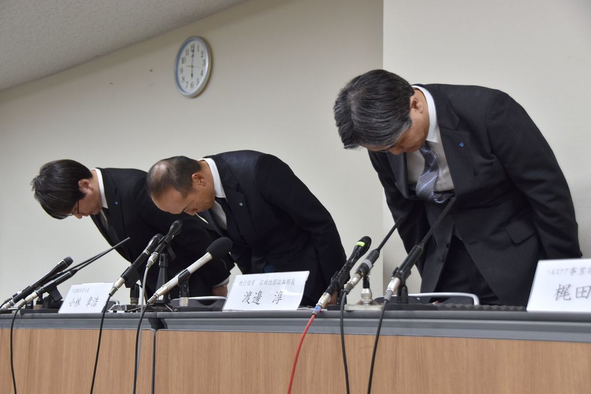 記者会見で頭を下げる小林製薬の小林章浩社長（中央）ら＝2024年3月22日午後、大阪市中央区