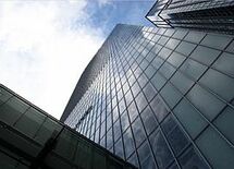 東京駅丸の内南口周辺の高層ビル群の配置が、東京駅西側の気候に与える影響を説明せよ