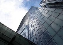 東京駅丸の内南口周辺の高層ビル群の配置が、東京駅西側の気候に与える影響を説明せよ