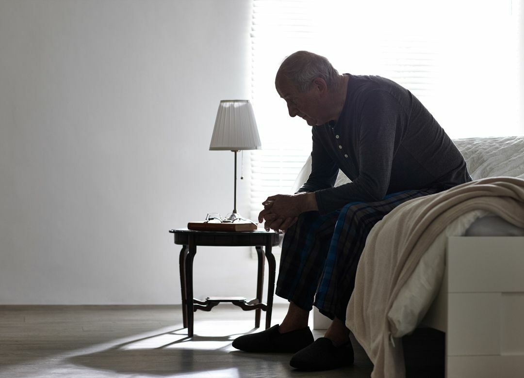 孤独感は中年期に減少するが、若年期と老年期にピークに達することが研究で明らかになった