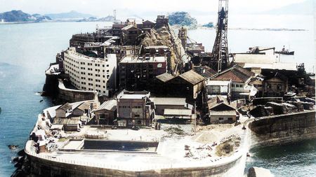 日曜劇場の舞台｢軍艦島｣を三菱は20億円で買い取った…ゴーストタウン