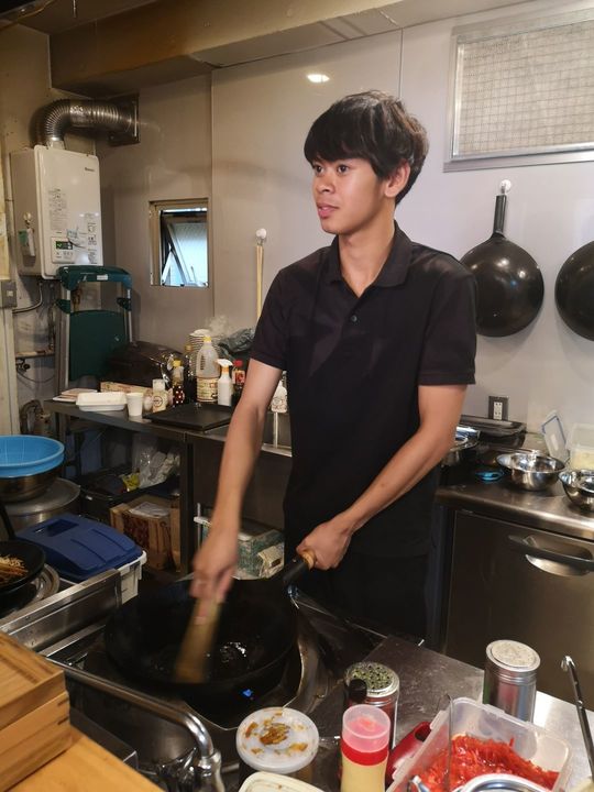 スタッフとして働く学生アルバイト