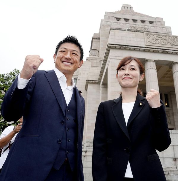 参政党の神谷宗幣代表と塩入清香参院議員＝2025年8月1日