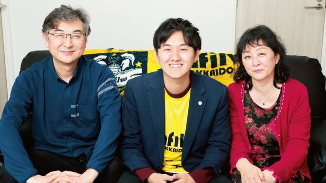 左から父・裕昭さん、智弘さん、母・智恵子さん。