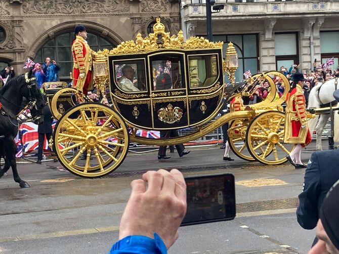 2023年5月6日、ロンドンで戴冠式へ向かうチャールズ英国王とカミラ王妃を乗せた馬車「ダイヤモンド・ジュビリー・ステート・コーチ」