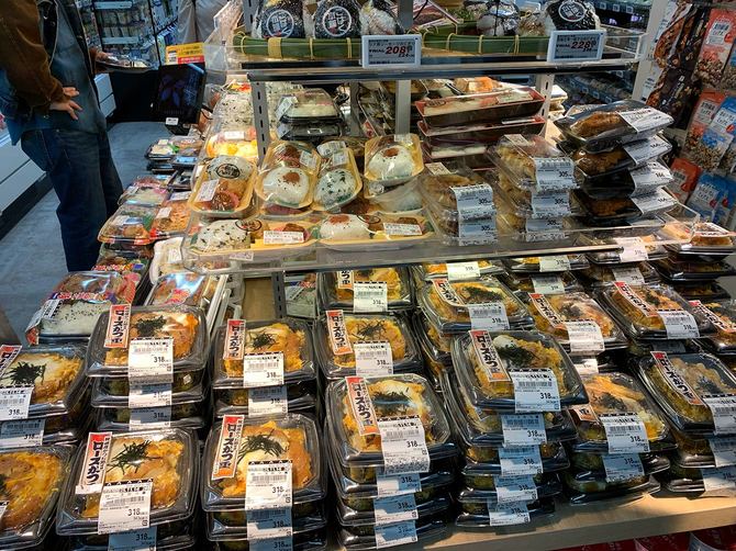 積み上げられた「かつ重」。トライアルGO西荻窪駅北店にて