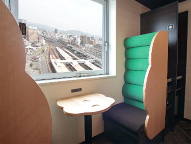 車両と同じモケット(座席生地)が使用されている