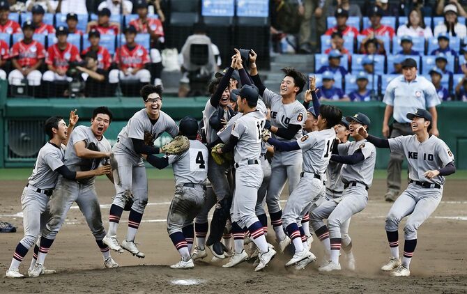 第105回全国高校野球選手権大会で107年ぶり2度目の優勝を果たし、喜ぶ慶応ナイン＝8月、甲子園