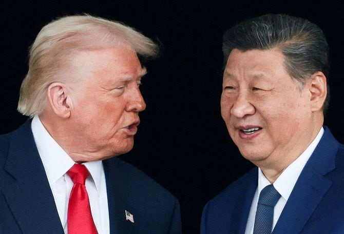 トランプ米大統領（左）と中国の習近平国家主席＝2025年10月30日、韓国・釜山