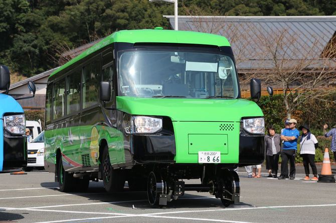 阿佐海岸鉄道のDMV（デュアルモードビークル）。タイヤのほかに鉄道用の車輪を装備する（2019年撮影）