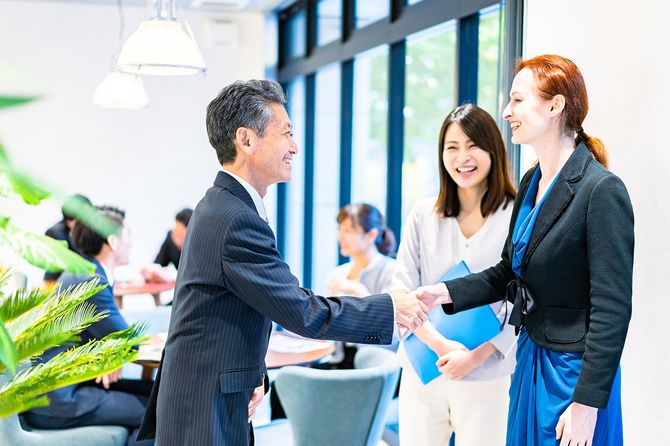 海外のビジネスマンがオフィスに赴任