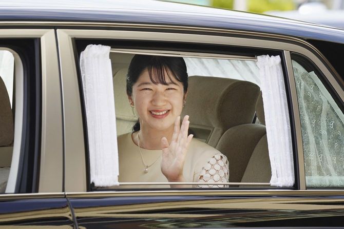近鉄宇治山田駅を出発し、出迎えた人たちに手を振られる愛子さま=2026年8月1日、三重県伊勢市