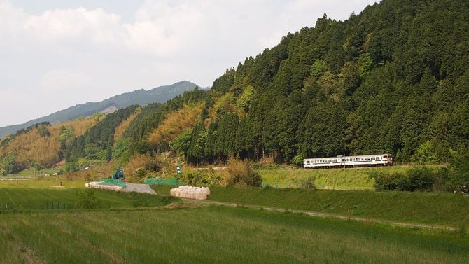 豊前桝田駅―彦山駅間を走行するJR日田彦山線の列車(2013年5月3日)