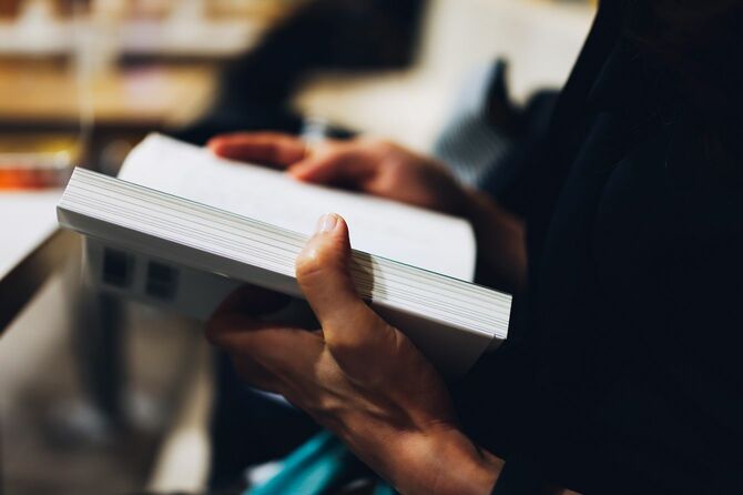 本を読んでいる人の手元