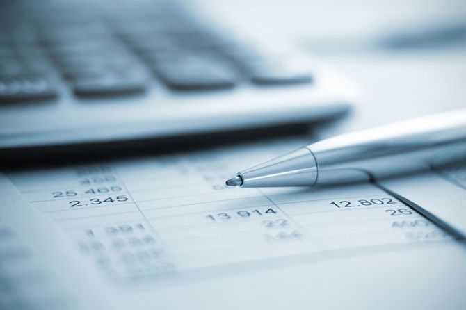 パソコンと資料とペンのイメージ