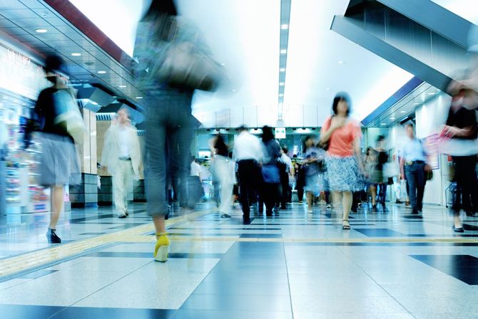 駅のコンコースを行き交う人々