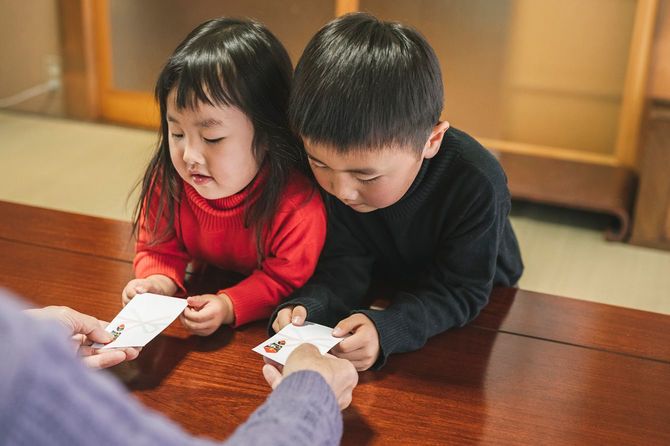 二人の孫にお年玉をあげる人