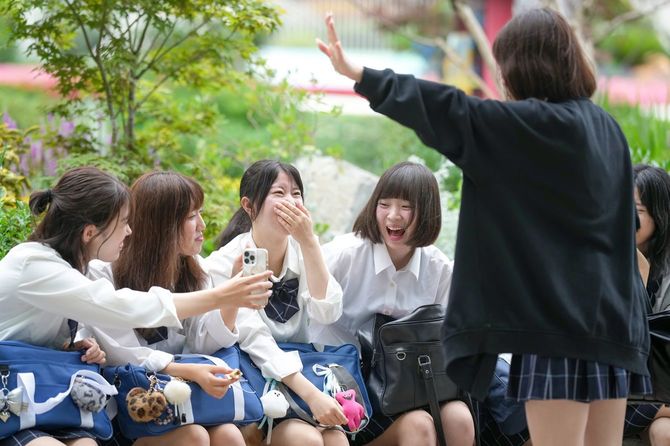 女子高生たちが楽しそうにおしゃべりしている