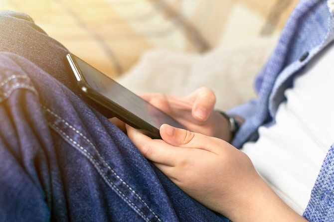 スマホを操作する子供