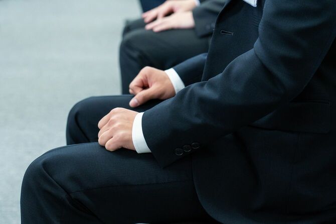 就職活動をするスーツを着た学生