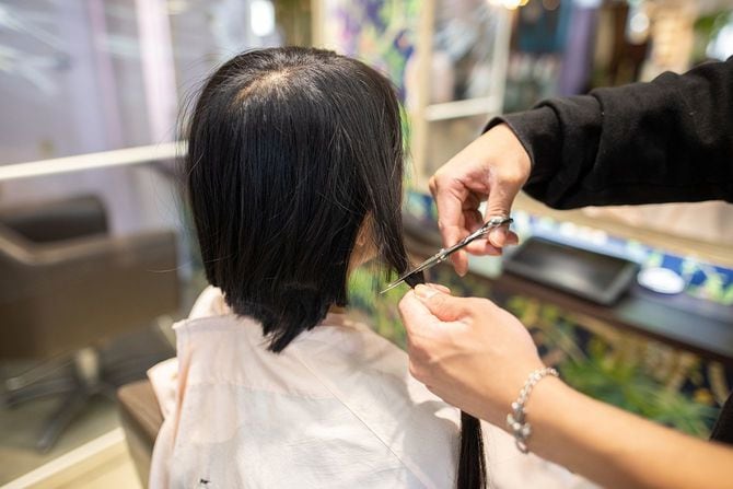 散髪している様子