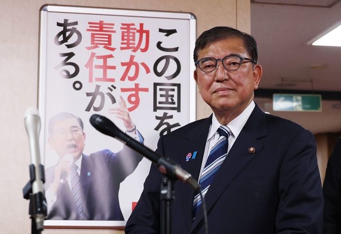 自民党両院議員懇談会を終え、記者団の取材に応じる石破茂首相（党総裁）＝2025年7月28日、東京・永田町の同党本部