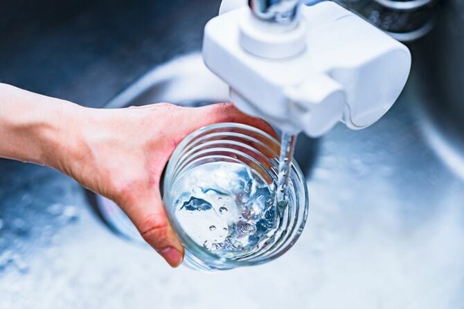 コップに浄水器を通した水道水を注ぐ