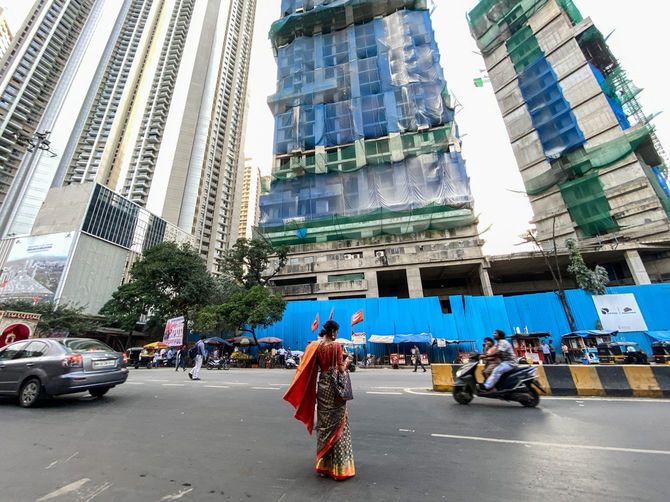 交通量の多い道路に立つ女性