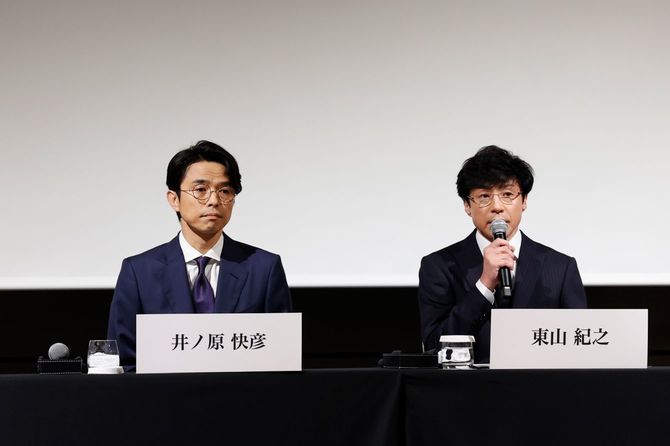 記者会見するジャニーズ事務所の東山紀之氏(右)と井ノ原快彦氏