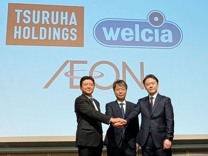 経営統合で合意したツルハホールディングスの鶴羽順社長(中央)とウエルシアホールディングスの桐沢英明社長(右)。左はイオンの吉田昭夫社長=2025年4月11日、東京都千代田区