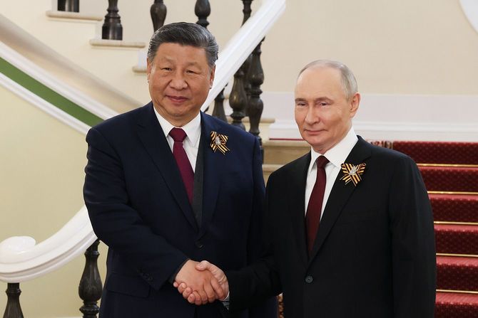 中国の習近平国家主席とロシアのプーチン大統領は、ロシア・モスクワのクレムリンで、第二次世界大戦のナチス・ドイツに対する勝利から80周年を記念する戦勝記念日の軍事パレードに先立ち、会談中に握手を交わした＝2025年5月9日